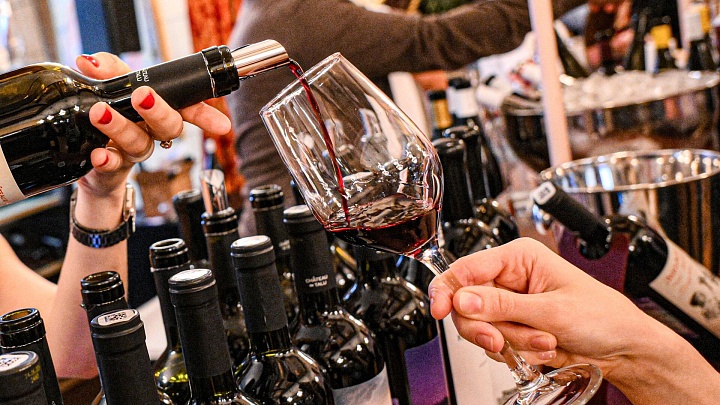 Названы крупнейшие поставщики вина в Россию
