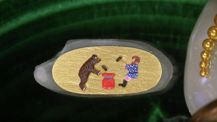 Мастер из Новосибирска создал на рисовом зернышке движущуюся микроминиатюру