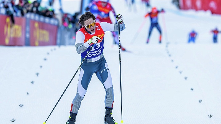 Болельщики принесли флаг России на церемонию награждения "Тур де Ски"