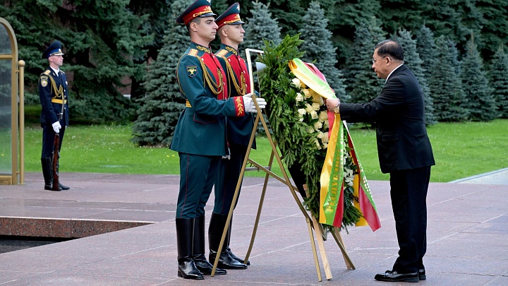 Президент Мьянмы почтил память у Могилы Неизвестного Солдата