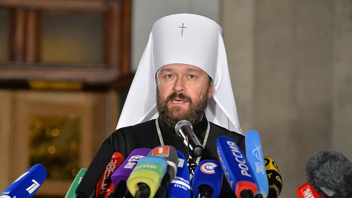 Митрополит Иларион заявил, что наркотики нашли за обшивкой багажника