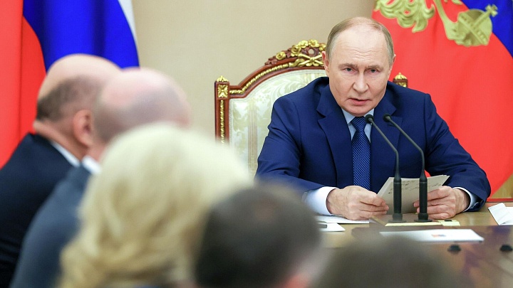 Путин вспомнил, как обсуждал с правительством и бизнесом борьбу с инфляцией