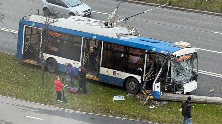 В Петербурге троллейбус столкнулся со столбом